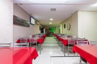 ein Esszimmer mit roten Tischen und Stühlen in der Unterkunft Tri Hotel Criciúma in Criciúma