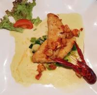 un plato blanco con una rebanada de pizza y una ensalada en Hotel Weinhaus Weis, en Leiwen