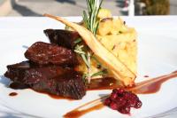 トルナヴァにあるPension & Restaurant PATRIOT Trnavaの肉果実盛り一皿