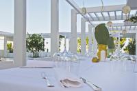 una mesa blanca con cristales claros y cubiertos en La Chiave dei Trabocchi, en San Vito Chietino