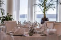 塞尔瑟Luxury Hotel Amabilis的长桌,上面有眼镜和餐巾