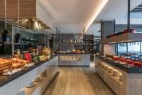 - une ligne de buffet dans un restaurant servant de nombreux plats dans l'établissement Courtyard by Marriott Siem Reap Resort, à Siem Reap