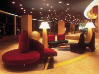 eine Lobby mit Stühlen und Lampen in einem Gebäude in der Unterkunft Dan Eilat Hotel in Eilat
