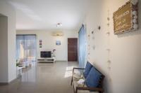 TV a/nebo společenská místnost v ubytování Protaras Galleria Sunset Villa
