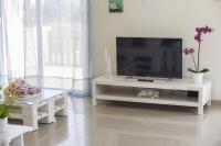 TV a/nebo společenská místnost v ubytování Protaras Galleria Sunset Villa