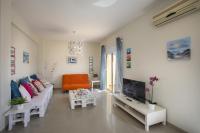 TV a/nebo společenská místnost v ubytování Protaras Galleria Sunset Villa