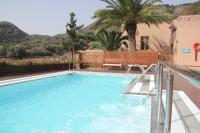 Bazén v ubytování Hotel Rural El Mondalón nebo v jeho okolí