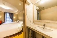 Incheon Airport Hotel Seattleにあるベッド
