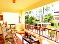 Beach Villas & Apartments Larimarにあるバルコニーまたはテラス