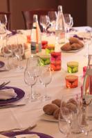 フォンテヴロー・ラベイにあるLogis Hotel La Croix Blanche Fontevraudのワイングラスとクッキーが置かれたテーブル