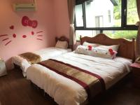 two beds in a bedroom with red hearts on the wall at 闕麒景觀民宿Chill Villa B&amp;B in Puli