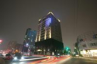 a tall building on a city street at night at Chiayi Guanzhi Hotel in Chiayi City