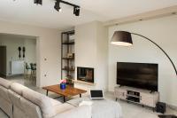 Televízia a/alebo spoločenská miestnosť v ubytovaní Evangelie Luxury Residence