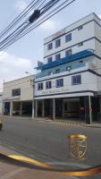 un edificio de hotel en la esquina de una calle en Hotel Bucarica Plaza, en Bucaramanga