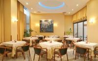 Reštaurácia alebo iné gastronomické zariadenie v ubytovaní Alexandra Hotel&Apartments