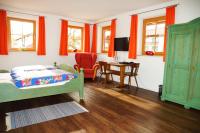 Seehotel und Appartements Schnöllerにあるテレビまたはエンターテインメントセンター