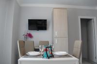 Televízia a/alebo spoločenská miestnosť v ubytovaní Apartamentos Maro VG