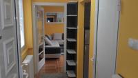 einen Flur mit einem Zimmer mit Sofa in einem Zimmer in der Unterkunft House Prljevic in Užice
