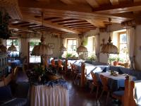 Un restaurante con mesas y sillas en una sala. en Gasthof Safenhof, en Bad Waltersdorf
