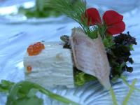 Un trozo de pastel con una flor roja encima. en Gasthof Safenhof, en Bad Waltersdorf