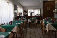 Reštaurácia alebo iné gastronomické zariadenie v ubytovaní Hotel Primavera