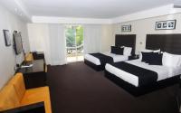 Postel nebo postele na pokoji v ubytování Savoy Hotel Boutique