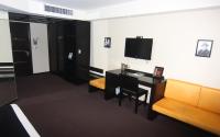 TV a/nebo společenská místnost v ubytování Savoy Hotel Boutique