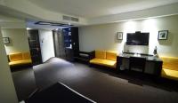 TV a/nebo společenská místnost v ubytování Savoy Hotel Boutique
