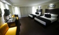 Postel nebo postele na pokoji v ubytování Savoy Hotel Boutique