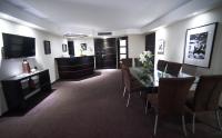 TV a/nebo společenská místnost v ubytování Savoy Hotel Boutique