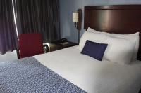 Ein Bett oder Betten in einem Zimmer der Unterkunft Edgewater Inn