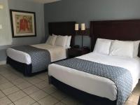 Ein Bett oder Betten in einem Zimmer der Unterkunft Edgewater Inn