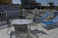 eine Terrasse mit Tisch und Stühlen auf einem Balkon in der Unterkunft Edgewater Inn in Myrtle Beach