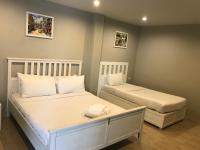 Postel nebo postele na pokoji v ubytování Paragon Inn
