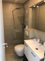 A bathroom at Enjoyit Rooms