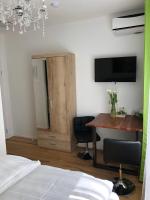A bed or beds in a room at Enjoyit Rooms