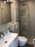A bathroom at Enjoyit Rooms