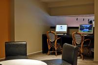 Televízia a/alebo spoločenská miestnosť v ubytovaní Hotel Lozenge