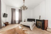 A bed or beds in a room at Schloss Pesenbach Chalet im Freizeitland Feldkirchen an der Donau
