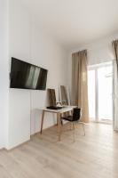 A television and/or entertainment centre at Schloss Pesenbach Chalet im Freizeitland Feldkirchen an der Donau