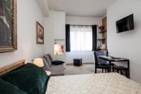A television and/or entertainment centre at Dreamsrome Lux