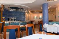 Reštaurácia alebo iné gastronomické zariadenie v ubytovaní Pansion Maestral