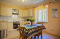 Kuchyň nebo kuchyňský kout v ubytování Apartments Dabović