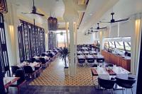 Un comedor con mesas y sillas en un restaurante. en HARI Residence & Spa, en Siem Reap