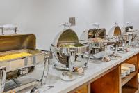 uma fila de buffet com várias bandejas de comida em Merry Hotel em Da Nang