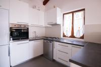 A cozinha ou cozinha compacta de Sunrise Apartments