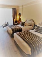 Un pat sau paturi &icirc;ntr-o camer&#x103; la Karaca Hotel