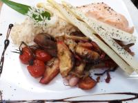 Un plato de comida con arroz, carne y verduras. en Hôtel Restaurant L'Industrie, en Saint-Omer