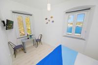 Televízia a/alebo spoločenská miestnosť v ubytovaní Sea View Studio Apartment