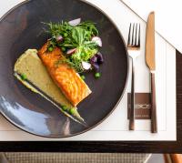 um prato preto com um pedaço de pão e um pedaço de peixe em Daios Luxury Living em Tessalónica